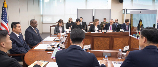 신원식 국방부 장관이 12일 서울 국방부 청사에서 로이드 오스틴 미국 국방장관과 기하라 미노루 일본 방위대신 및 각국 주요 직위자들이 배석한 가운데 3국 간 주요 현안에 대해 논의하고 있다. 일본 방위대신은 화상으로 회의에 참가했다. [국방부 제공] 연합뉴스